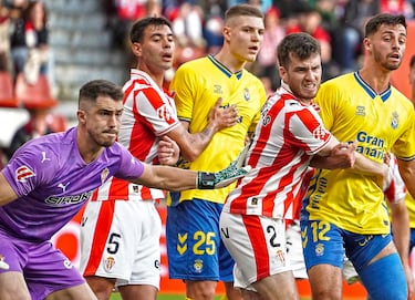 El portero del equipo gijonés siempre tiene acciones de mérito. Le sacó un remate a quemarropa de Lukovic, delantero de Las Palmas, que está al alcance de pocos .