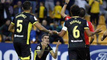 Jugadores del Granada durante el partido ante el Alcorcón.