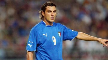 Vieri era un delantero temible, militó en clubes importantes de Europa, donde ganó fama y dinero, su afición al póker, las fiestas, el alcohol y las mujeres lo llevaron a perder mucho dinero.