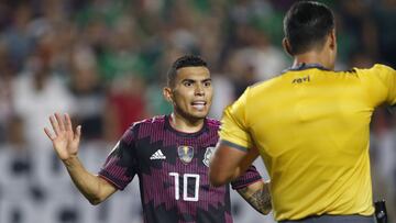 Orbelín Pineda se dirige al árbitro durante el partido entre México y Honduras en los cuartos de final de la Copa Oro.