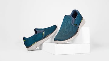 Estas zapatillas Skechers sin cordones combinan comodidad y estilo deportivo.