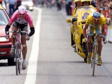 El alem¨¢n Jan Ullrich ganar¨ªa al sprint a Marco Pantani en la decimosexta etapa del Tour de Francia (28 de julio de 1998). El 'pirata' se mantendr¨ªa lider de la general.