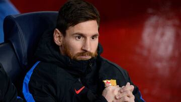 Barcelona&#039;s Argentinian forward Lionel Messi sits on the bench during the UEFA Champions League football match FC Barcelona vs Sporting CP at the Camp Nou stadium in Barcelona on December 5, 2017. / AFP PHOTO / Josep LAGO