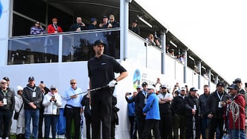 El español Pau Gasol se prepara para golpear la bola durante la tercera jornada del AT&T Pebble Beach Pro-Am en el Pebble Beach Golf Links de Pebble Beach, California.