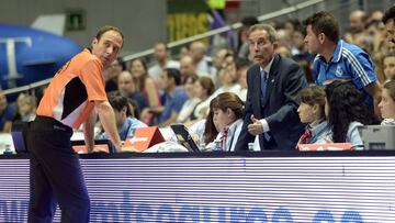 Un &aacute;rbitro de la ACB comprueba una juega.