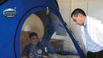 <b>LA TIENDA MILAGROSA.</B> Piero Galilea, fisiólogo del CAR de Sant Cugat, con uno de los deportistas que duermen en las cámaras de hipoxia.