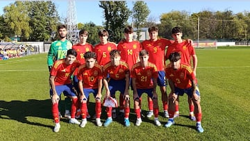 Antoñito Cordero (primero por la izquierda agachado)) con España Sub-19.