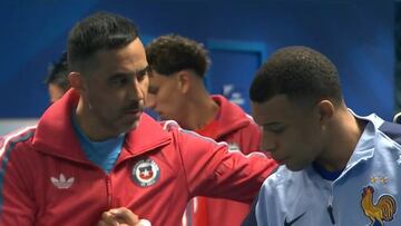 Bravo se encuentra a Mbappé antes del Chile - Francia en el túnel y esto ocurre