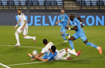 1-0. Karim Benzema marcó el primer gol tras una asistencia de Eden Hazard.