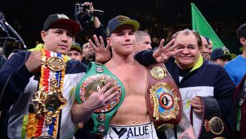 Canelo celebra una victoria con su equipo.