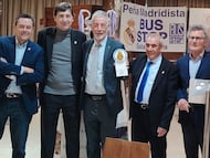 Tomás Roncero, Agustín, Víctor, Feliciano Andrés y Ángel de los Santos, en el ágape por el 28 aniversario de la Peña Madridista Bus Stop.