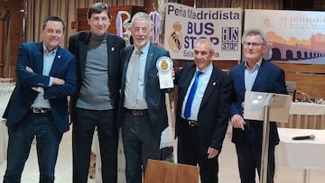 Tomás Roncero, Agustín, Víctor, Feliciano Andrés y Ángel de los Santos, en el ágape por el 28 aniversario de la Peña Madridista Bus Stop.