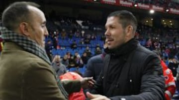 Simeone y Kiko Ramírez se saludan.