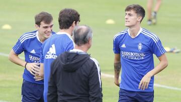 Francho, Iv&aacute;n Az&oacute;n, de espaldas, y Franc&eacute;s, en su primer entrenamientos tras regresar de la concentraci&oacute;n con la Sub-21.