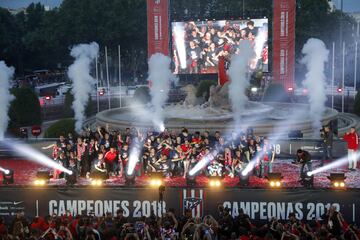 Atlético toast twin triumphs with their people at Neptuno