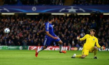 1-0. Diego Costa e Iker Casillas en la jugada del primer gol de Iván Marcano en propia puerta.
