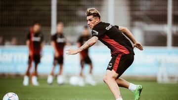 Iker Bravo, en un entrenamiento con el Bayer Leverkusen.