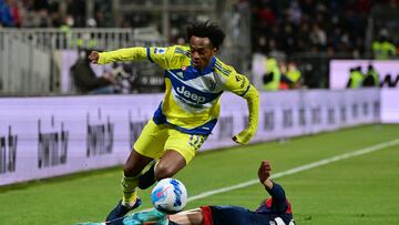 Soccer Football - Serie A - Cagliari v Juventus - Sardegna Arena, Cagliari, Italy - April 9, 2022 Juventus' Juan Cuadrado in action with Cagliari's Charalampos Lykogiannis REUTERS/Alberto Lingria
