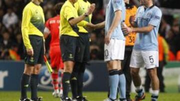 ADIÓS CON EL CORAZÓN, QUE CON EL ALMA NO PUEDO... El árbitro del Manchester City-Real Madrid, Gianluca Rocchi, y sus asistentes, los también italianos Elenito di Liberatore y Giancarlo Cariolato, se despiden de dos de los jugadores del equipo inglés, el bosnio Dzeko y el argentino Zabaleta, al término del partido del miércoles.