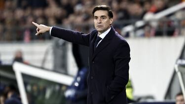 Sevilla's Uruguayan coach Diego Alonso gestures to his players during the Champions League football match between RC Lens and Sevilla at the Stade Bollaert-Delelis in Lens, northern France, on December 12, 2023. (Photo by Sameer Al-Doumy / AFP)