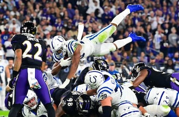 El running  back de los Colts Jonathan Taylor salta para lograr un primer down en el M&T Bank Stadium de Baltimore. Taylor fue de los más destacados con dos touchdowns, uno de carrera y otro de recepción, en un partido que su equipo ganaba de 16 a falta de 9 minutos, pero que los Ravens lograron igualar en el tramo final para imponerse en la prórroga. 