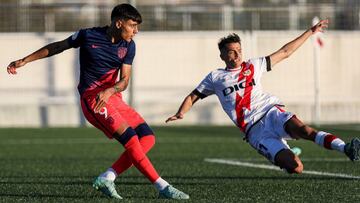 Carlos Martín (9) remata ante Pablo (21) para anotar el primero de los dos goles en el triunfo del Club Atlético de Madrid B frente al Rayo Vallecano B (1-2), en el partido correspondiente a la Jornada 12 en el Grupo 2 de Tercera Divisi&oacu