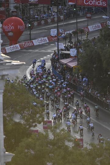 El pelotón de la 21ª etapa de la Vuelta a España 2017 por su paso por Madrid.  