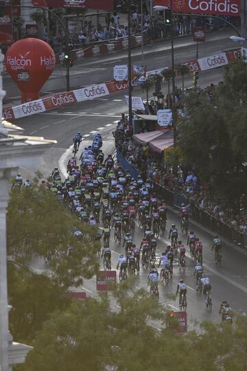 El pelot¨®n de la 21? etapa de la Vuelta a Espa?a 2017 por su paso por Madrid.