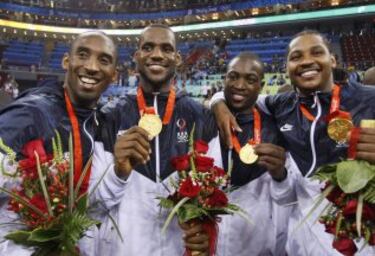 Kobe Bryant, Lebron James, Dwyane Wade y Carmelo Anthony con la medalla de oro conseguida en los JJOO de Beijing 2008 tras ganar a España en la final.