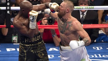 Floyd Mayweather y Conor McGregor luchan en el combate que mantuvieron en el T-Mobile Arena de Las Vegas el pasado 26 de agosto.