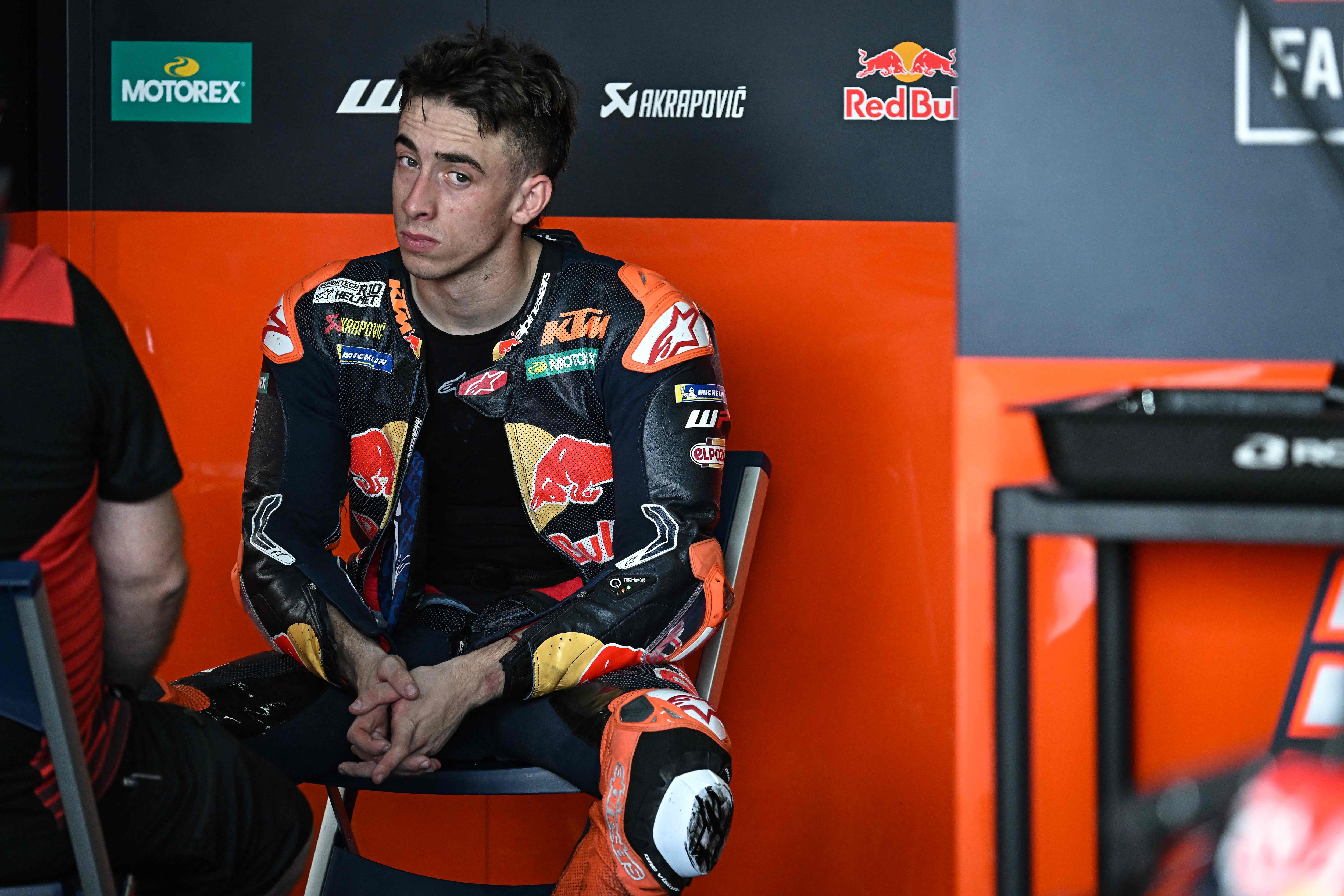 Pedro Acosta en el box de KTM durante la pretemporada de MotoGP en Tailandia.