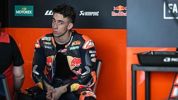 Pedro Acosta en el box de KTM durante la pretemporada de MotoGP en Tailandia.