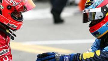 <B>CAMBIO DE CICLO. </B>Schumacher felicita a Alonso tras la gran carrera en Imola.