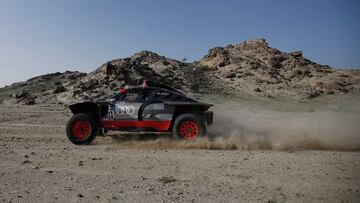 Ekstrom pilota el Audi durante el shakedown previo al Dakar 2023.