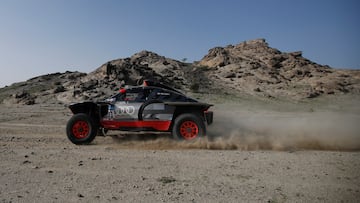Ekstrom pilota el Audi durante el shakedown previo al Dakar 2023.