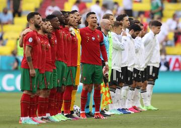 Los jugadores de Portugal y Alemania momentos antes de comenzar el partido