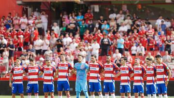 07-09 Granada CF-RC Deportivo correspondiente a la jornada 4 de la Liga Hypermotion (Segunda División) disputado en el Estadio Nuevo los Carmenes. En la imagen minuto de silencio por Candi.