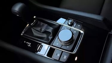 Cómo quitar rayones del plástico negro brillante del tablero del auto