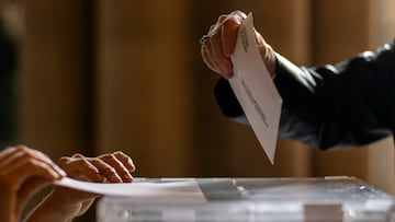 Una persona ejerce su derecho a voto en la Universitat de Barcelona, a 12 de mayo de 2024, en Barcelona, Catalunya (Espa?a). Casi seis millones de catalanes han sido llamados a las urnas hoy, 12 de mayo, para elegir a su nuevo presidente auton¨®mico para los pr¨®ximos cuatro a?os. Hay 135 esca?os en juego, en la que ser¨¢ la XIV legislatura de Catalu?a, por lo que los candidatos de los diferentes partidos deben alcanzar una mayor¨ªa absoluta de 68 esca?os para hacerse con la Presidencia.
12 MAYO 2024;URNAS;VOTO;VOTACI?N;ELECCIONES;AUTON?MICAS;CATALANAS;12 DE MAYO;12M
Lorena Sop¨ºna / Europa Press
12/05/2024