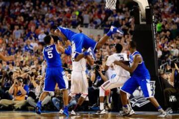 Alex Poythress cae sobre DeAndre Daniels.