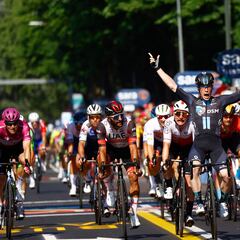 Fernando Gaviria pierde por media rueda y es segundo en etapa 11