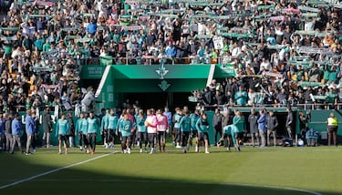 Los jugadores del Betis salen a entrenar al estadio de La Cartuja repleto de aficionados béticos animando a su equipo.