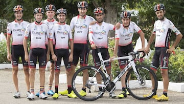 Los ciclistas del Burgos-BH posan durante una jornada de descanso en la Vuelta a Espa&ntilde;a 2018.