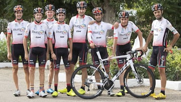 Los ciclistas del Burgos-BH posan durante una jornada de descanso en la Vuelta a Espa&ntilde;a 2018.