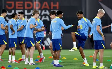 Lamine Yamal y Alejandro Balde durante la sesión de entrenamiento.