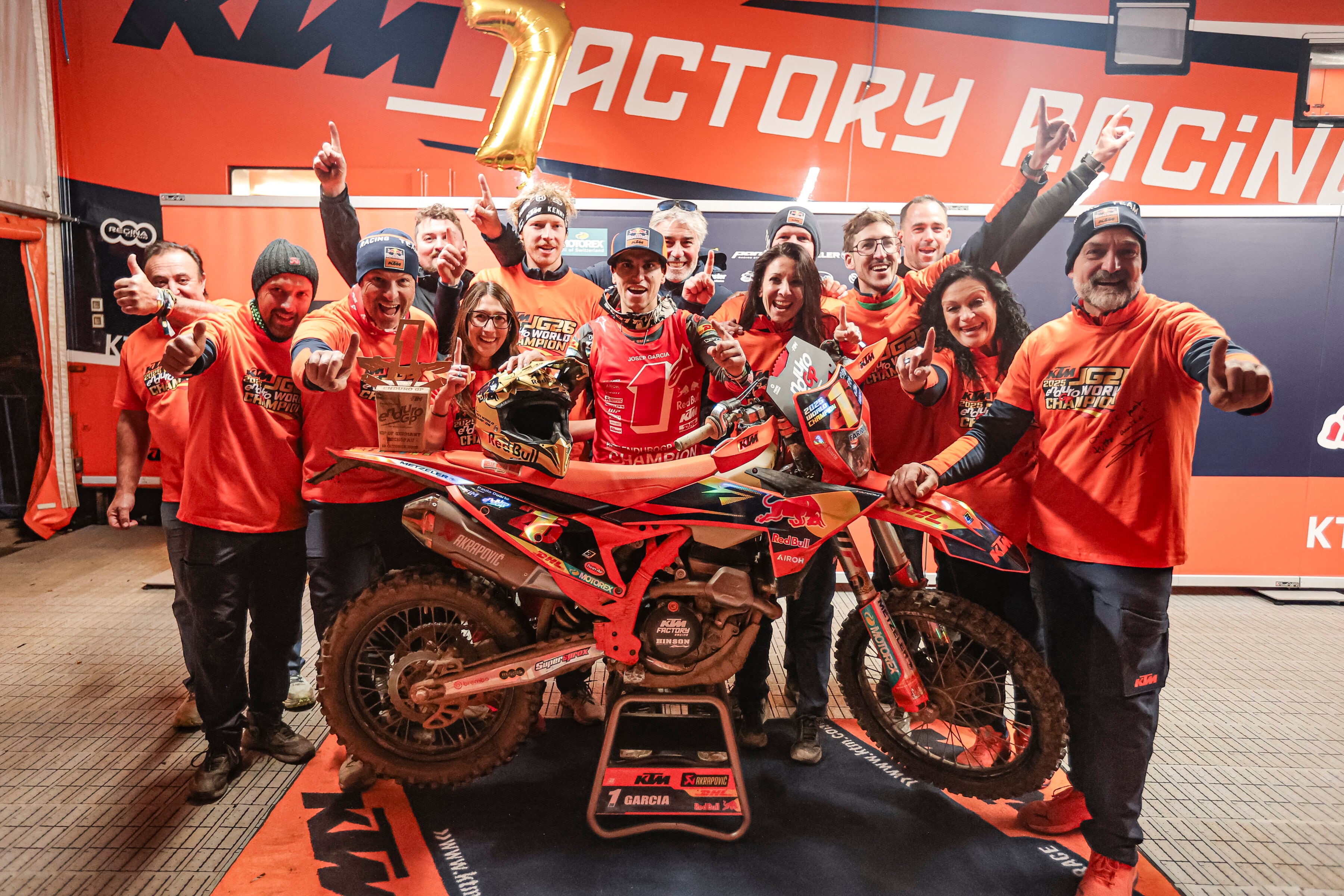 Josep García gana junto al Red Bull KTM el Mundial de Enduro.