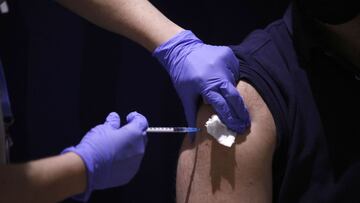 Un hombre recibe la primera dosis de la vacuna de Pfizer contra el Covid-19