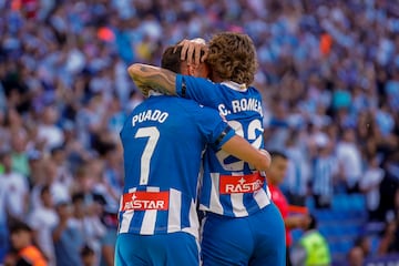 Puado se abraza con Carlos Romero tras el 1-0.
