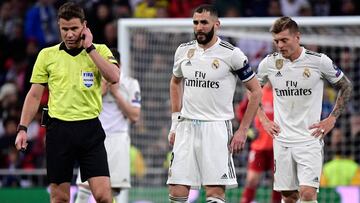 Felix Brych espera instrucciones del VAR cerca de Benzema y Kroos en el Real Madrid-Ajax de la Champions League 2018-2019.