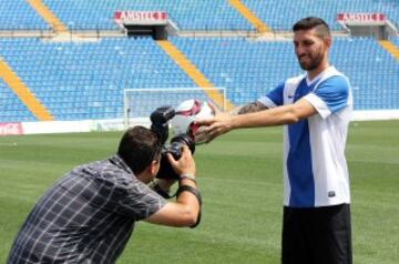 Rojas posa como nuevo jugador del Hércules. 
